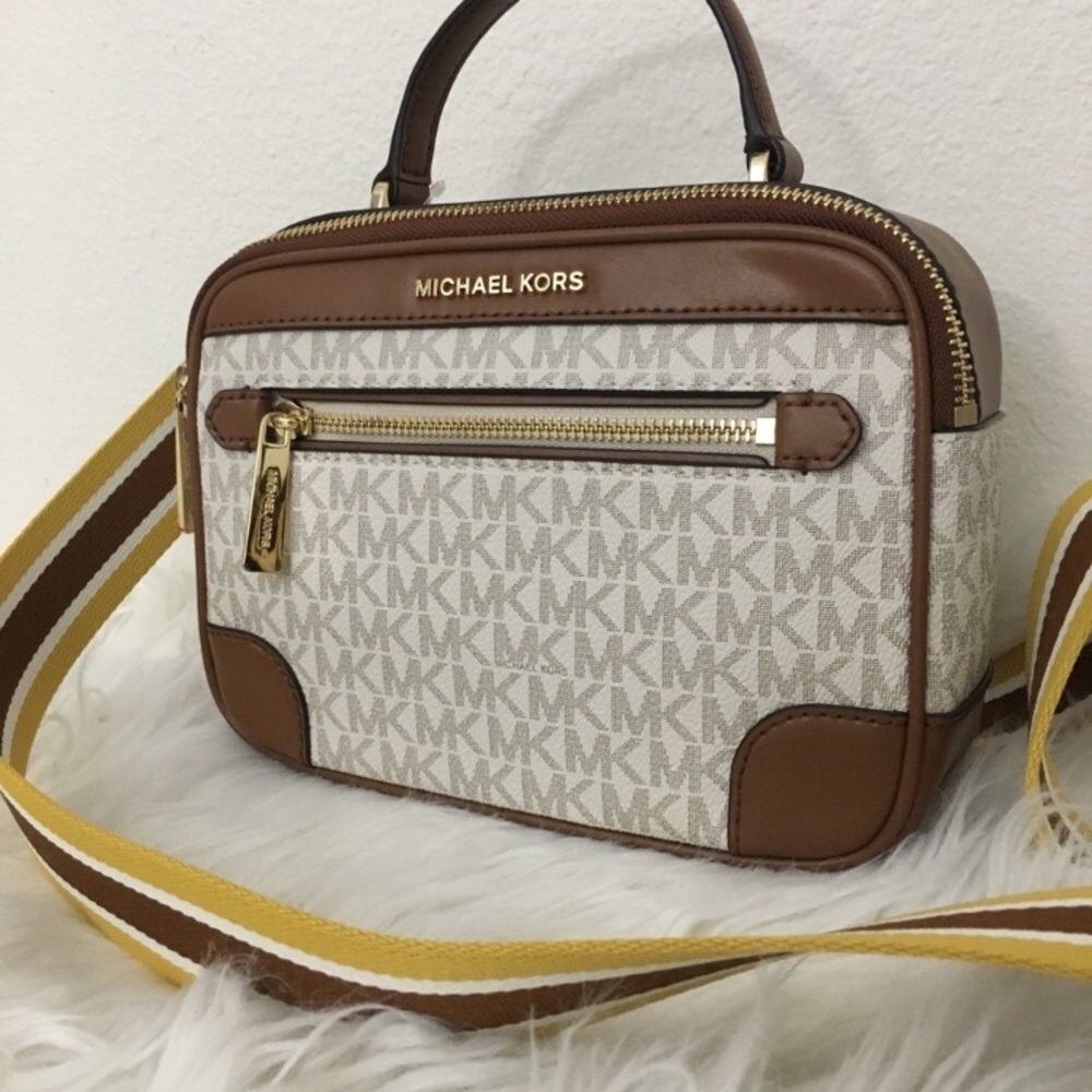 Michael Kors Crossbody Bag & passport case/wallet - Picture 7 of 8